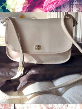 VINTAGE COACH CROSSBODY CLASSIC CITY BAG in BONE
STYLE # 9790